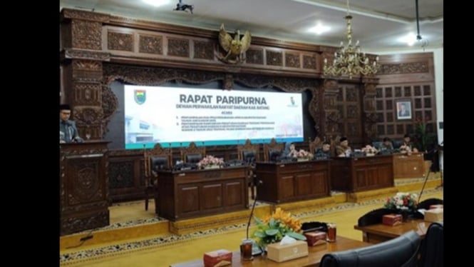 Bupati Batang paparkan APBD 2025 ke DPRD