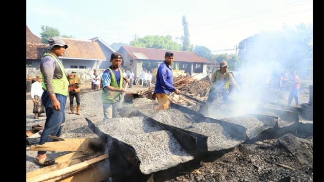 Tim Saber Jalan Kudus tengah lakukan perbaikan jalan rusak