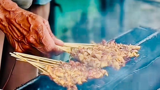 Warung Makan Lik Iyut, Sate Bakso Legendaris