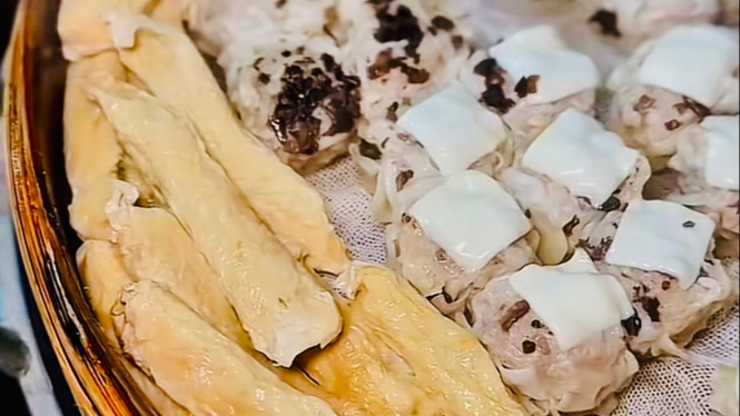 Menikmati Dimsum Gurih di Tengah Kebun Pisang