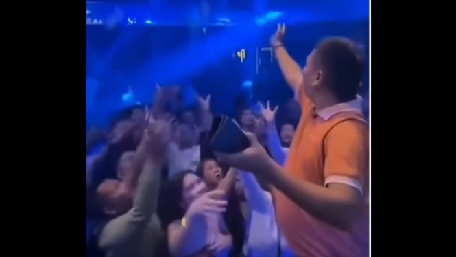 Kades Karangsari viral saweran di klub malam