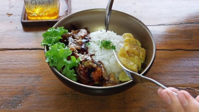 Menu Blackpaper Chicken Rice di Pokate Cofee and Garden