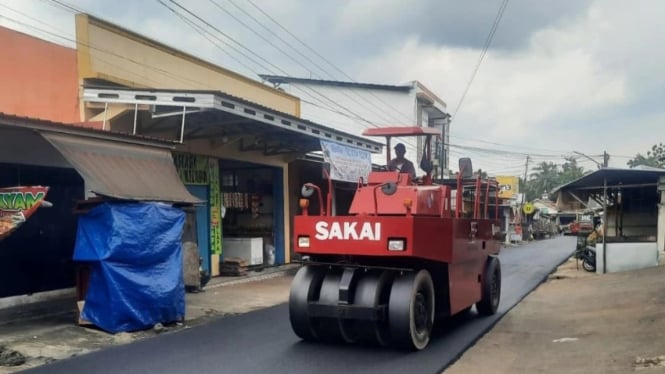 Pengerjaan aspal di Bobotsari Purbalingga