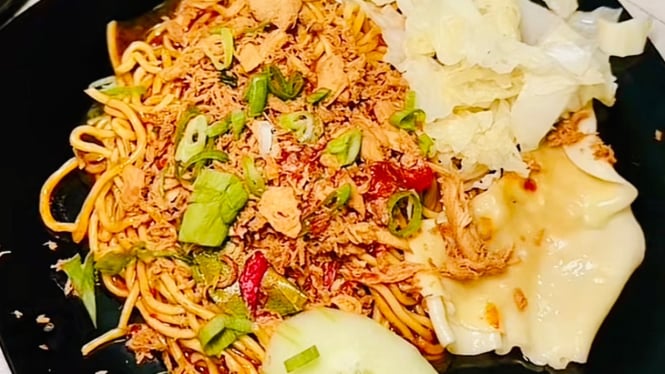 Mi Ayam Goreng Pedas Manis di Patikraja