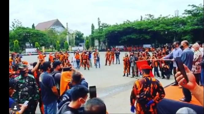Ilustrasi Ormas dilarang pakai seragam seperti Polisi atau TNI