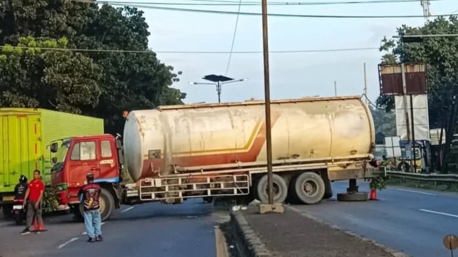 Truk Melintang di Jalan Raya Kandeman Batang