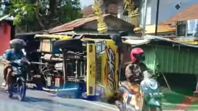 Truk Bermuatan Pasir Terguling di Blambangan Banjarnegara