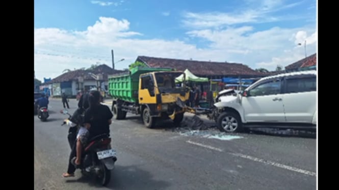 Fortuner ringsek setelah tabrak truk di depan Polsek Cawas