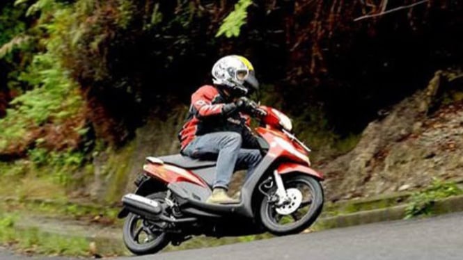 Ilustrasi - Motor Matic di Medan Tanjakan