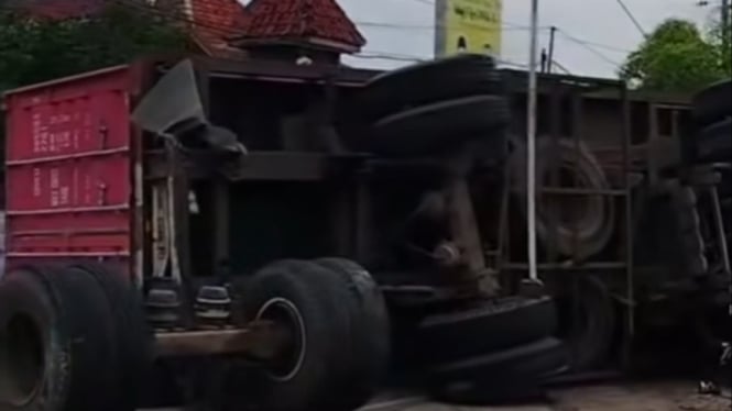 Truk Besar Terguling di Jalan Raya Petarukan Pemalang