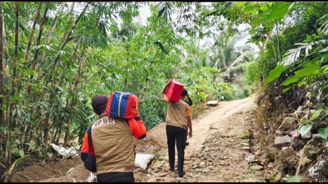 Bantuan untuk Warga Longsor di Wanadri, Bawang