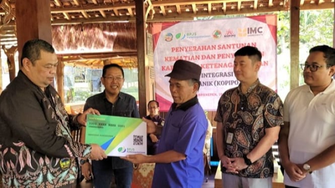 Penyerahan simbolis BPJS Ketenagakerjaan untuk penderes