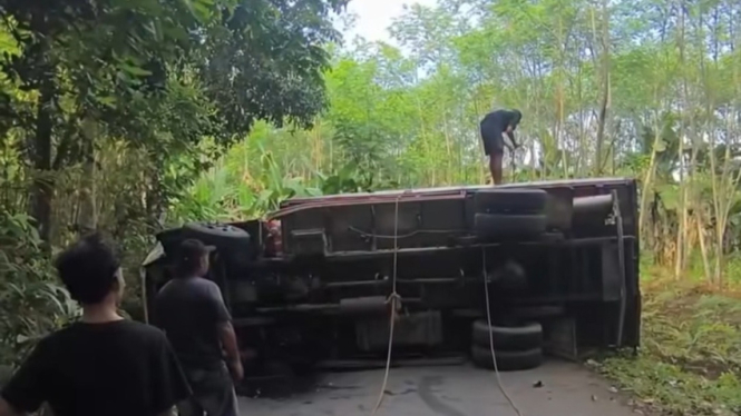 Truk Bermuatan Pasir Terbalik di Dukuh Kasri Pekalongan