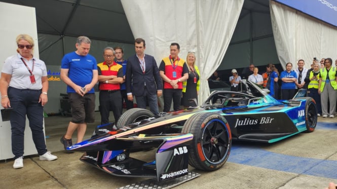 Alberto Longo dan mobil Formula E GEN3 Evo