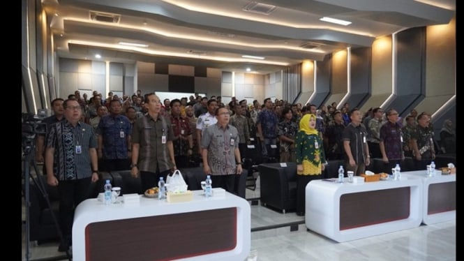 Bupati serahkan penghargaan wajib pajak terbaik Cilacap