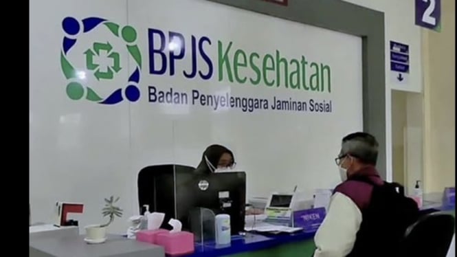 Warga antre di kantor BPJS Kesehatan Temanggung