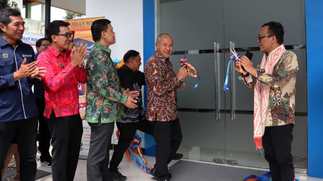Bupati Banyumas Dampingi Wamenaker Resmikan Kampus Pariwisata