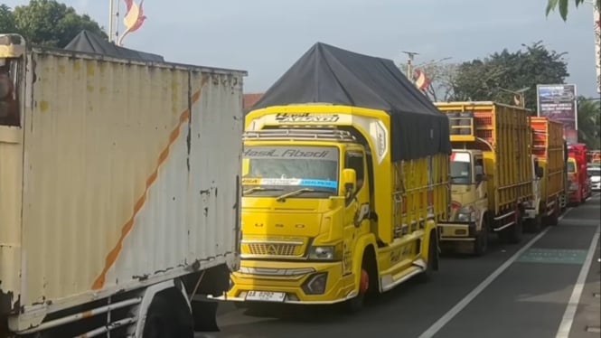 Demo Truk ODOL Padati di Kebumen