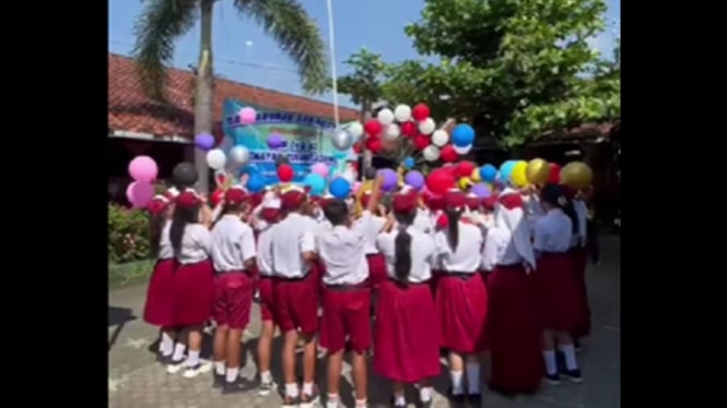 Siswa SD joget dan sawer Biduan Viral