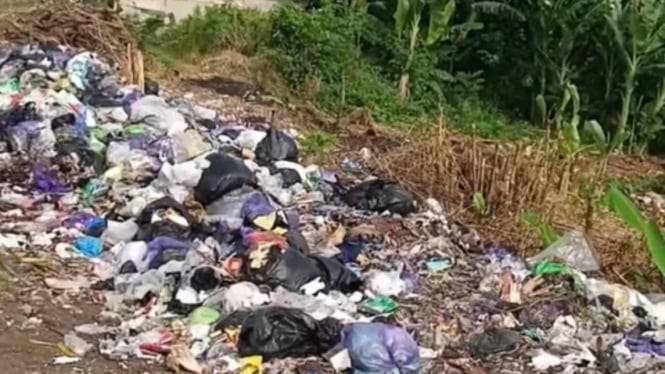 Sampah Menumpuk di Pinggir Sungai Kalibanger Pekalongan