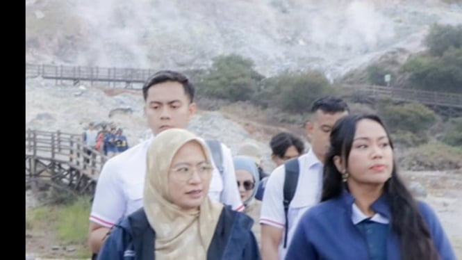 Zita Anjani menikmati panorama Kawah Sikidang Dieng