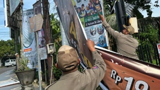 Satpol PP copot spanduk liar di Jalan Gatot Subroto Cilacap