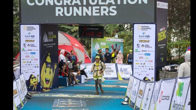 Pelari menaklukkan tanjakan di Dieng Caldera Race 2025