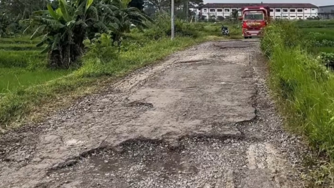 Jalan Rusak dan Banyak Lubang di Paguyangan Brebes
