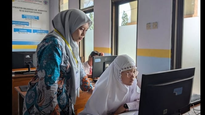 Ilustrasi Orang tua dan siswa antre pendaftaran SPMB sejak subuh