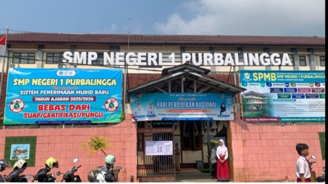 Antrean panjang calon siswa di SMPN 1 Purbalingga