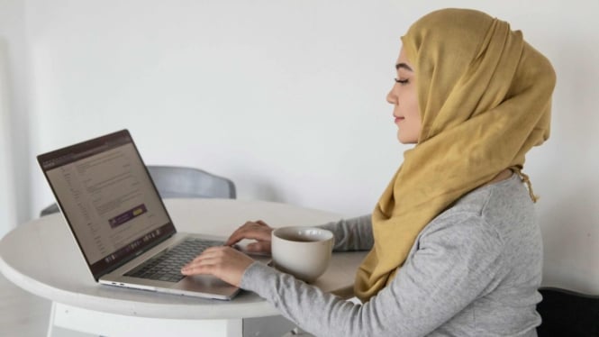 Ilustrasi -Penerima Bantuan Subsidi Upah (BSU) 2025