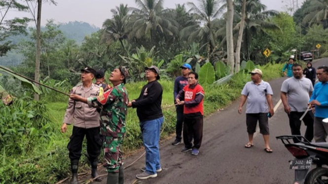 Warga dan Sekda Banyumas bersihkan jalan di Kedungbanteng