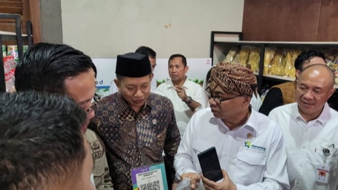 Warga Dawuhan menyambut peresmian Koperasi Merah Putih