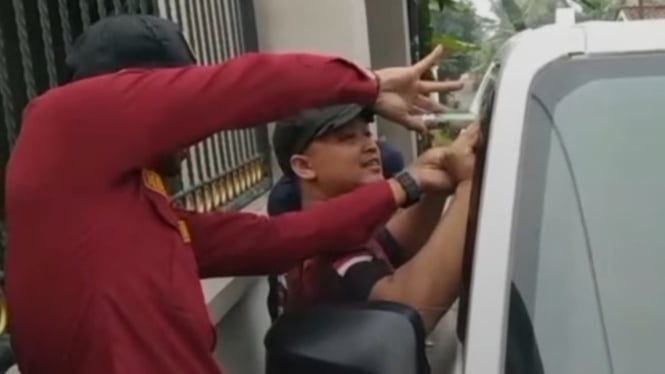 Damkar Banyumas evakuasi pintu mobil terkunci