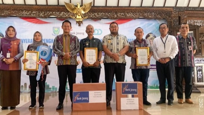 Penyerahan hadiah motor bagi pelunasan PBB P2 tercepat