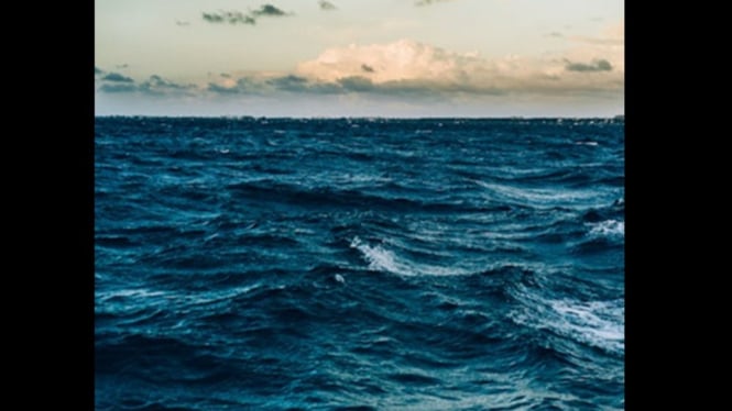 Ilustrasi Jolen berisi sesaji siap dilarung ke laut saat 1 Suro