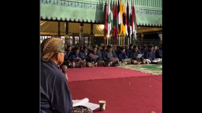 Peserta Mubeng Beteng Akan berjalan membisu keliling benteng
