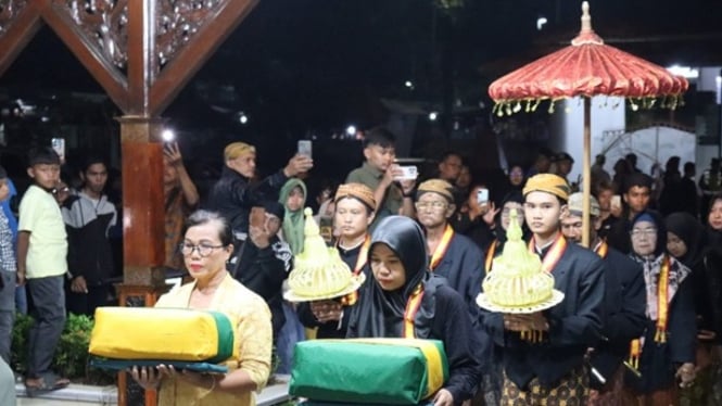 Prosesi Larung Jolen di Festival Nelayan Cilacap 2025