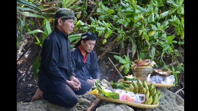 Ritual nyekar nelayan di Pantai Karang Bandung Cilacap