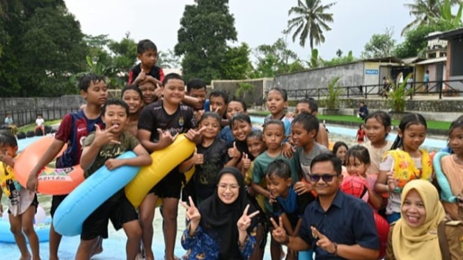 Kolam renang Pinang Bayam banjir pengunjung promo murah