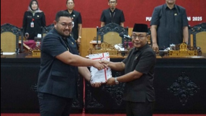 Wabup Purbalingga serahkan Raperda APBD 2024 ke DPRD