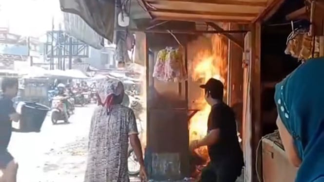 Kebakaran Lapak Bakso Solo di Tirto Pekalongan