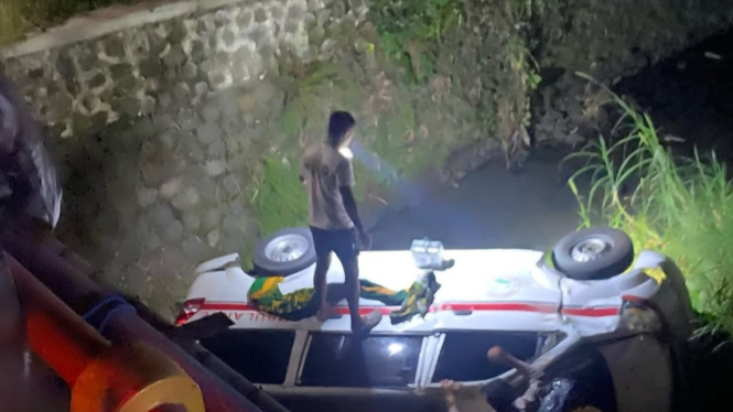 Ambulans laka di Jembatan Sekitar RS Amanah Sumpiuh, Banyumas
