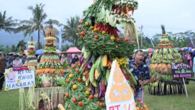 Kirab gunungan meriahkan Ruwat Bumi di Desa Masaran