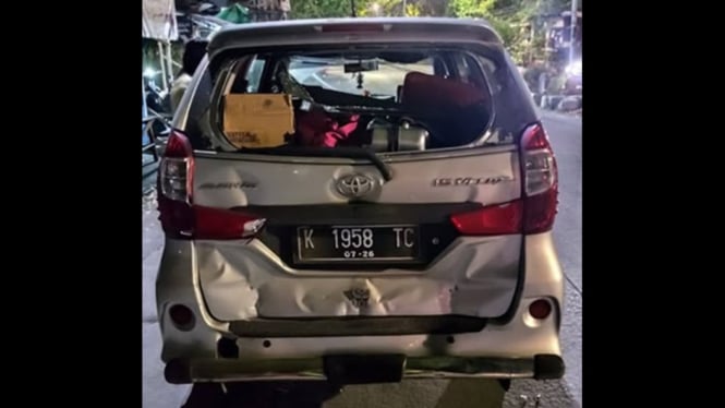 Kondisi Avanza ringsek usai ditabrak truk di Genuksari