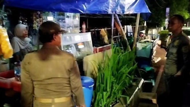 Satpol PP tertibkan pedagang serobot trotoar Purwokerto