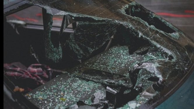 Ilustrasi Mobil rusak parah usai tabrak pohon di Sindangbarang