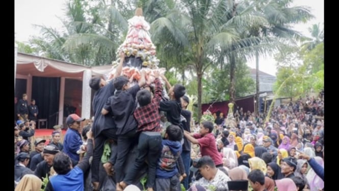 Warga Banjarnegara berebut gunungan penuh berkah