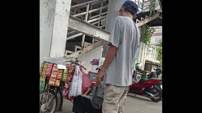 Oknum petugas Dishub terekam terima rokok dari sopir bajaj