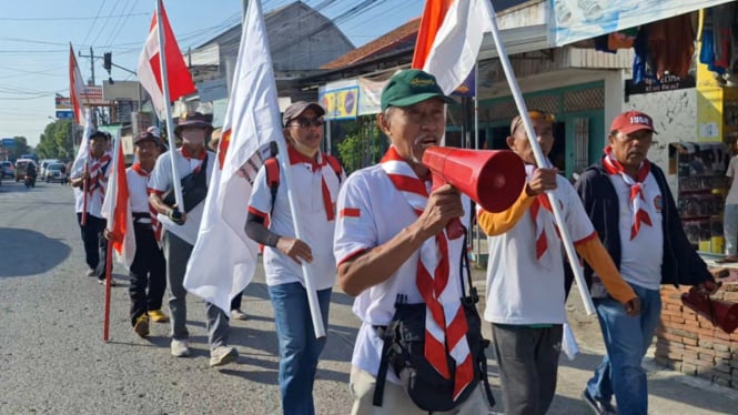 Pensiunan Pegawai PTPN Jawa Tengah Nekat Jalan Kaki Brebes - Jakarta